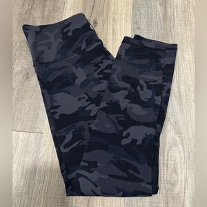 Zyia leggings in black camo